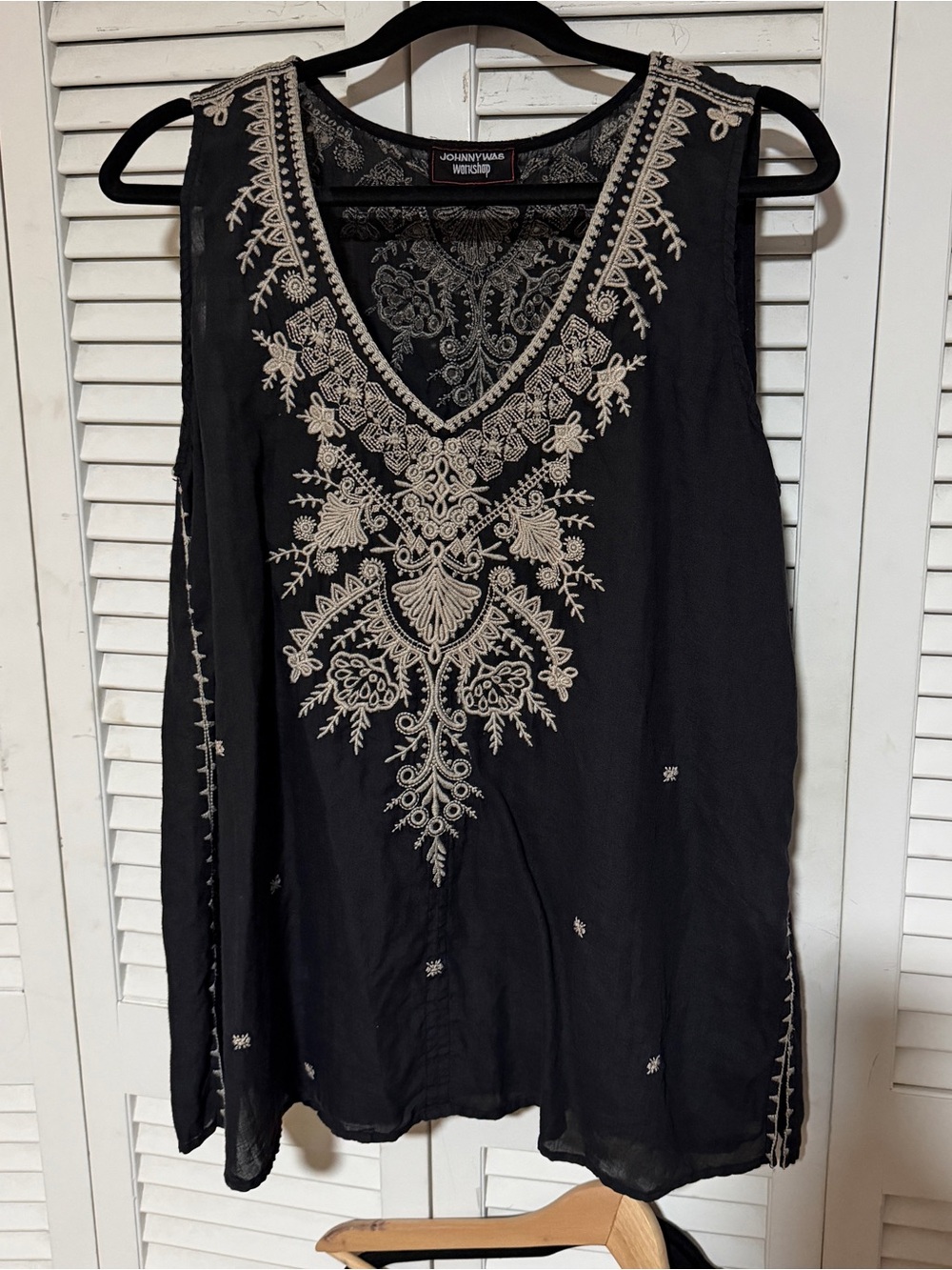 Like new Johnny Was sleeveless top with beige embroidery